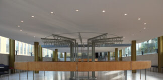 Sie erstrahlen im alten Glanz: Die Design-Einbauten des dänischen Architekten Arne Jacobsen im Glasfoyer der Herrenhäuser Gärten sind restauriert worden.