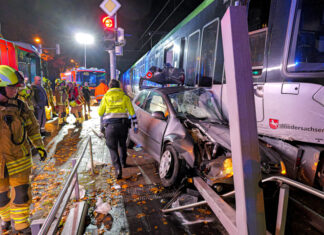 Stadtbahnunfall in Oberricklingen – PKW-Fahrer schwer verletzt Schwerer Stadtbahnunfall in Hannover-Ricklingen