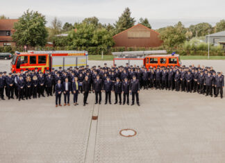 Fluthilfemedaille: Ehrung und Dank für Regionsfeuerwehr Aufstellung zum Gruppenbild nach der Ehrung in der Feuerwehrtechnischen Zentrale (FTZ) Neustadt.