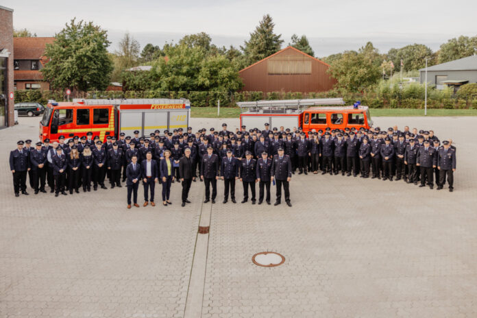 Aufstellung zum Gruppenbild nach der Ehrung in der Feuerwehrtechnischen Zentrale (FTZ) Neustadt.