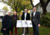 Neue GLieM-Tafeln an der Flughafendirektion enthüllt.