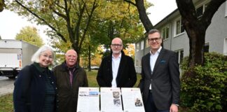 Neue GLieM-Tafeln an der Flughafendirektion enthüllt.