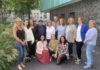 Die neun Teilnehmenden des Vorbereitungskurses für Hospizhelfer mit den Kursleiterinnen Anika Jagodzinski (2. von re.) und Jasmin Heinecke (3. von re.), Ortsbeauftragter Susanne Schröder (re.) und Ortsverbandspastor Sebastian Müller (hinten).