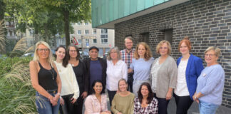 Die neun Teilnehmenden des Vorbereitungskurses für Hospizhelfer mit den Kursleiterinnen Anika Jagodzinski (2. von re.) und Jasmin Heinecke (3. von re.), Ortsbeauftragter Susanne Schröder (re.) und Ortsverbandspastor Sebastian Müller (hinten).