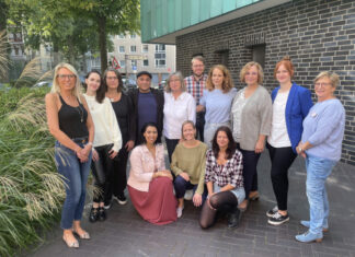 Johanniter bilden ehrenamtliche Hospizhelfer aus Die neun Teilnehmenden des Vorbereitungskurses für Hospizhelfer mit den Kursleiterinnen Anika Jagodzinski (2. von re.) und Jasmin Heinecke (3. von re.), Ortsbeauftragter Susanne Schröder (re.) und Ortsverbandspastor Sebastian Müller (hinten).