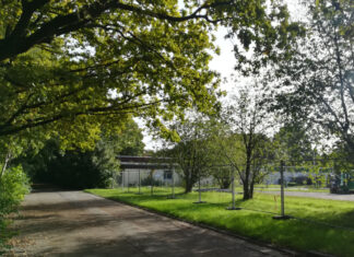 Sportzentrum II: Südlicher Parkplatz erhält befestigte Stellplätze Für die Neugestaltung wurde das Baufeld bereits abgesperrt. Der Weg zwischen den beiden Parkplätzen bleibt frei; er kann weiterhin von zu Fuß Gehenden und Radfahrenden genutzt werden.