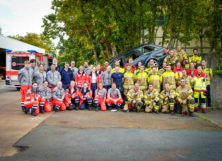Angehende Notfallsanitäter üben Personenrettung Traumatraining NFS-Azubis Region Hannover
