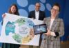 Bringen die Verkehrswende voran: Melanie Saraval (v.l.), Projektleiterin Mobilnetzwerk bei der Region Hannover, Verkehrsdezernent Ulf-Birger Franz und Botschafterin Katja Diehl.