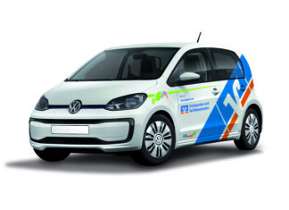 Hannoversche Volksbank spendet fünf „eVRmobile“ VW e-up VRmobil