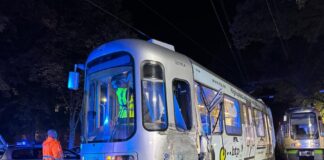 Zwei Stadtbahnen kollidieren in Hannover-Bult.