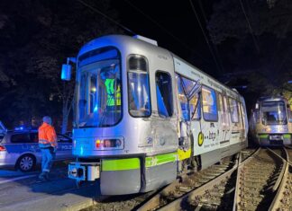 Zwei Stadtbahnen kollidieren in Hannover-Bult Zwei Stadtbahnen kollidieren in Hannover-Bult.