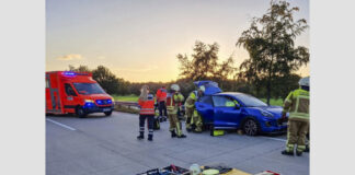 Feuerwehreinsatz - Verkehrsunfall mit eingeklemmter Person auf der A352