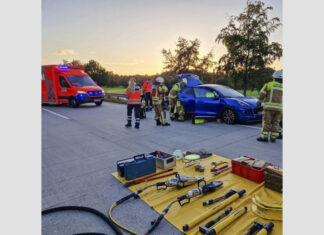 A352: Feuerwehr befreit eingeklemmte Person aus verunfalltem PKW Feuerwehreinsatz - Verkehrsunfall mit eingeklemmter Person auf der A352