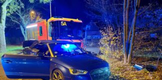 Verkehrsunfall in Bothfeld - Feuerwehr befreit verletzte Person.