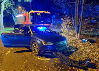 Verkehrsunfall in Bothfeld – Feuerwehr befreit verletzte Person Verkehrsunfall in Bothfeld - Feuerwehr befreit verletzte Person.