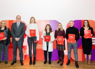 Sparkasse Hannover belohnt starkes Engagement ihrer Beschäftigten v.l.n.r: Franziska Waldert, Elisabeth M. Gold, Volker Alt, Lena Kolodziej, Ulrike Gusmag, Ulrike Brosig, Carsten Thielking, Inga Rang und Claudia von Gösseln. Es fehlen: Maike Bode, Christian Wesche und Andreas Pausch.
