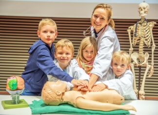 MHH bildet Lebensretter-Kinder aus Kinderärztin Professorin Dr. Dr. Christine Happle, wie sie mit Kindern im Hörsaal die Herzdruckmassage übt.