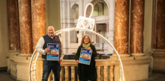 Michael Flohr, Leiter Bereich Marktwesen und Wirtschafts- und Umweltdezernentin Anja Ritschel freuen sich auf den Weihnachtsmarkt 2023.