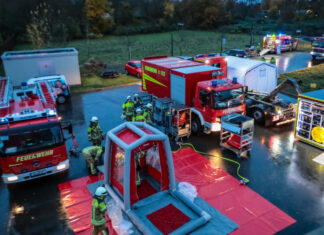 Gefahrgutzug der Stadtfeuerwehr Langenhagen an der Wasserwelt im Einsatz Feuerwehrübung-Wasserwelt