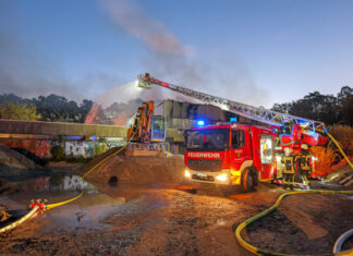 Großbrand in Wennigsen: Alte Polizeischule in Flammen Großbrand in der ehemaligen Polizeischule