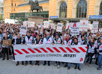 Rund 3.000 Apothekerinnen und Apotheker und ihre Mitarbeitenden machen ihrem Unmut in Hannover Luft Zentraler Protesttag aller Apotheken in Norddeutschland