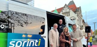 Erfolgsmodell sprinti ist ab 10. Dezember auch in Wunstorf unterwegs – das freut Bürgermeister Carsten Piellusch, ÜSTRA-Vorständin Elke van Zadel und Regionspräsident Steffen Krach ebenso wie sprinti-Fahrer Patrick Gansauge.