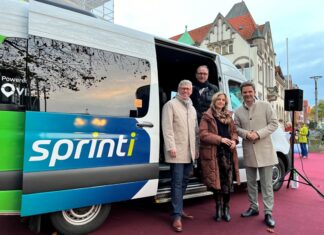 sprinti zum millionsten Mal unterwegs Erfolgsmodell sprinti ist ab 10. Dezember auch in Wunstorf unterwegs – das freut Bürgermeister Carsten Piellusch, ÜSTRA-Vorständin Elke van Zadel und Regionspräsident Steffen Krach ebenso wie sprinti-Fahrer Patrick Gansauge.