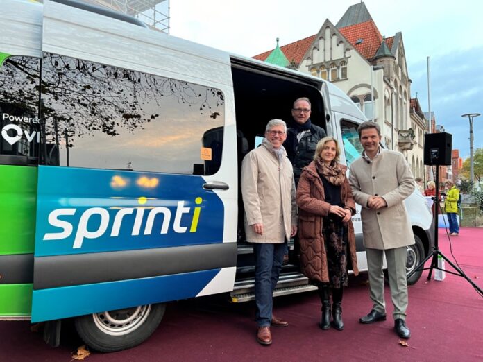 Erfolgsmodell sprinti ist ab 10. Dezember auch in Wunstorf unterwegs – das freut Bürgermeister Carsten Piellusch, ÜSTRA-Vorständin Elke van Zadel und Regionspräsident Steffen Krach ebenso wie sprinti-Fahrer Patrick Gansauge.