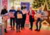 CCL sammelt für Weihnachtstrucker. - vo.li.: CCL-Centermanagerin Angelika Kramm, die beiden ehrenamtlichen Helferinnen Christa und Ilona, Kabarettist Matthias Brodowy, JUH-Ortsbeauftragte Elke Zach und Weihnachtstrucker-Projektleiterin Catharina Weißenborn.