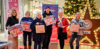 CCL sammelt für Weihnachtstrucker. - vo.li.: CCL-Centermanagerin Angelika Kramm, die beiden ehrenamtlichen Helferinnen Christa und Ilona, Kabarettist Matthias Brodowy, JUH-Ortsbeauftragte Elke Zach und Weihnachtstrucker-Projektleiterin Catharina Weißenborn.