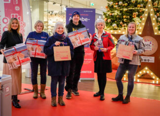 Weihnachtstrucker: Johanniter starten Sammelaktion im City Center Langenhagen CCL sammelt für Weihnachtstrucker. - vo.li.: CCL-Centermanagerin Angelika Kramm, die beiden ehrenamtlichen Helferinnen Christa und Ilona, Kabarettist Matthias Brodowy, JUH-Ortsbeauftragte Elke Zach und Weihnachtstrucker-Projektleiterin Catharina Weißenborn.