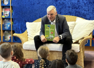 Spannende und lustige Mut-Machgeschichten beim Vorlesetag in der Stadtbibliothek Langenhagen Bürgermeister Mirko Heuer die Geschichte "Klingeling: Fahrradfahren ist entenleicht" vorgelesen.