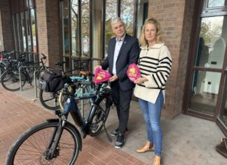 Orange Day 2023: Stadtverwaltung Langenhagen setzt ein Zeichen gegen Gewalt an Frauen Bürgermeister Mirko Heuer und Gleichstellungsbeauftragte Christiane Hartmann präsentieren die bunten Sattelschoner mit der Telefonnummer des Hilfetelefons.