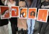 Fünf Schülerinnen des Wahlpflichtkurses „Logo und Design“ der IGS Süd präsentieren ihre Plakate, die sie im Rahmen der Kampagne zum „Orange Day“ gestaltet haben.