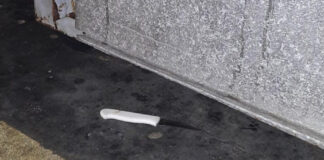 Das weggeworfene Messer liegt am Boden