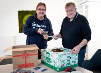 Matthias Brodowy wird offizieller Botschafter der Johanniter-Weihnachtstrucker Matthias Brodowy (l.) und Hans-Henning Strauß (JUH)