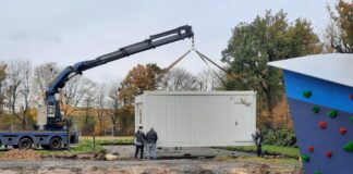 Sechs Module von der Grundschule Engelbostel zum Sportplatz der Leibniz IGS umgesetzt.