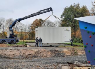 Sechs Module ziehen zur Leibniz IGS Sechs Module von der Grundschule Engelbostel zum Sportplatz der Leibniz IGS umgesetzt.