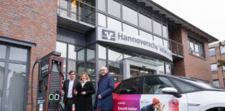 ( v.l.n.r.) Christian Zapfe (Filialdirektor Volksbank Großburgwedel), Dr. Susanna Zapreva (CEO enercity) und Jürgen Wache (Vorstandsvorsitzender der Hannoverschen Volksbank) vor der ersten Schnellladesäule.