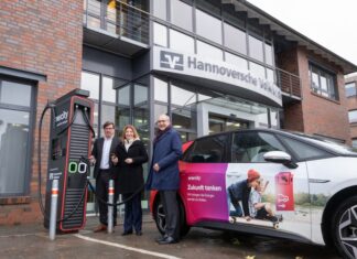 enercity und Hannoversche Volksbank investieren in öffentliche E-Ladesäulen an Filialstandorten ( v.l.n.r.) Christian Zapfe (Filialdirektor Volksbank Großburgwedel), Dr. Susanna Zapreva (CEO enercity) und Jürgen Wache (Vorstandsvorsitzender der Hannoverschen Volksbank) vor der ersten Schnellladesäule.