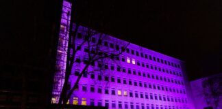 Regionshaus wird violett angestrahlt.