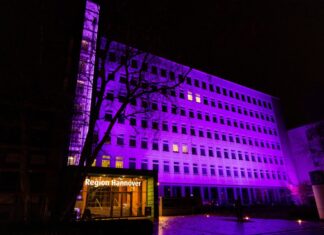 Tag der Menschen mit Behinderung: Violett als Zeichen für Vielfalt Regionshaus wird violett angestrahlt.