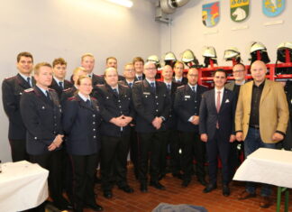 Jahresdienstversammlung der Ortsfeuerwehr Schloss Ricklingen Ehrungen, Dienstgrade und Neuaufnahmen gemeinsam mit Ortsbrandmeister & Stellvertreter, Bürgermeister, Ortsbürgermeister und Erstem Stadtrat.