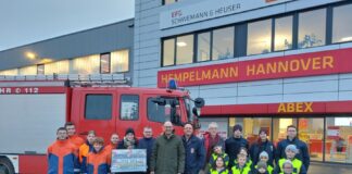 2-faches Dankeschön für großzügige Spende an die Feuerwehr Godshorn.