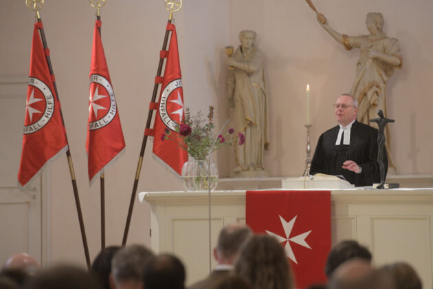 Karl-Ludwig Schmidt, Regionalverbandspastor der Johanniter-Unfall-Hilfe, hielt während des Gottesdienstes die Predigt.