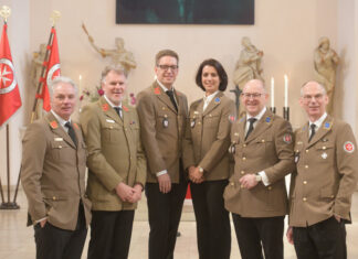 Starkes Trio: Regionalvorstand bei den Johannitern in Hannover feierlich ins Amt eingeführt Der neue Vorstand für den Regionalverband Niedersachsen Mitte (von rechts): Dr. Robin Schwerdtfeger, Torsten Bierbrauer und Katalin Soppart. Berufen wurden sie vom Vorstand des Landesverbandes Niedersachsen/Bremen (von links): Stefan Radmacher, Uwe Beyes und Hannes Wendler.
