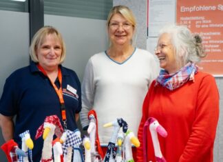 Die Stoffretterinnen der Kleiderkammer „Nahtstelle“ in Langenhagen Die Stoffretterinnen der Kleiderkammer "Nahtstelle"