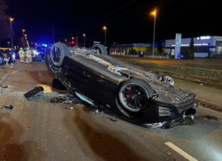 Vinnhorst: Unfall mit vier PKW – ein Fahrzeug überschlägt sich Schwerer Verkehrsunfall in Hannover-Vinnhorst