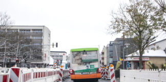 Bus in Baustelle