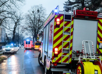 Feuerwehreinsatz: Hilflose Dame aus verrauchter Wohnung befreit Feuerwehreinsatz